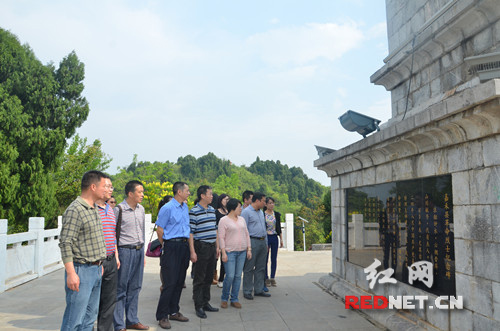 嘉禾检察院组织人员前往烈士陵园瞻仰嘉禾县革命烈士纪念碑
