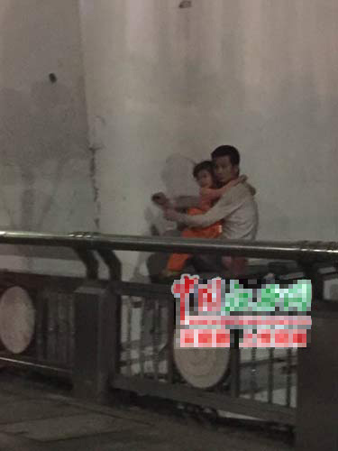 南昌：男子吸毒后携幼女跳桥