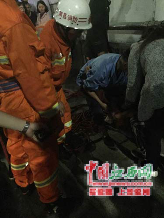 南昌：男子吸毒后携幼女跳桥