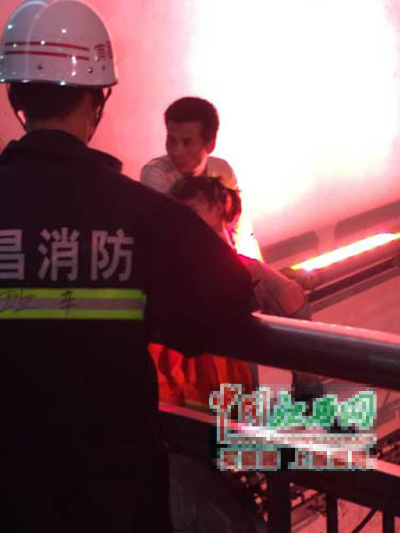 南昌：男子吸毒后携幼女跳桥