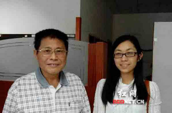 长沙理工大学陈教授在收到被拾到的钱后和刘欣的合影。