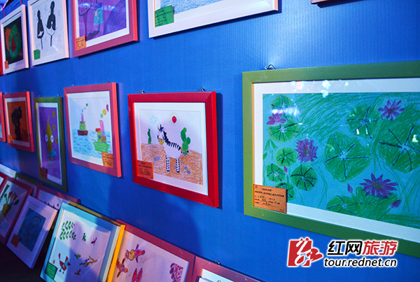 现场展出了自闭症孩子的画作，爱心人士们现场认购。