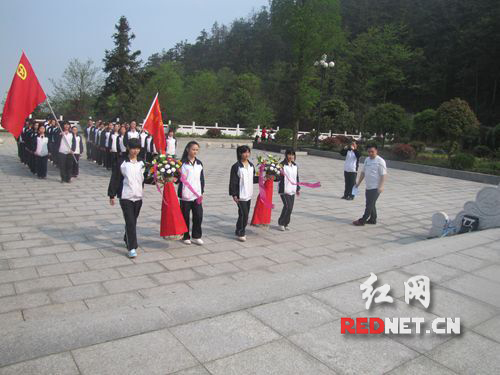 学生正在烈士陵园为逝去的烈士敬献花篮