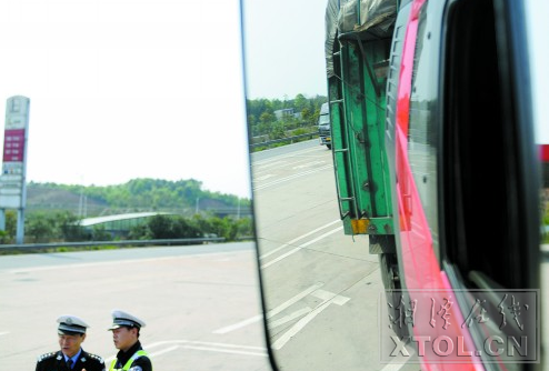 ▲货车左后视镜里，看不到小车