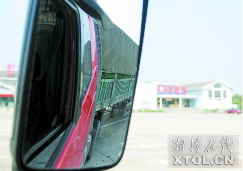 ▲货车右侧后视镜里，完全看不到小车。
