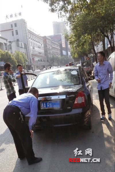 交警仔细核查该车信息