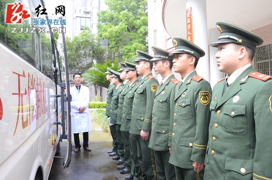 血站开放日 张家界边防检查站官兵直击血液存储检验过程