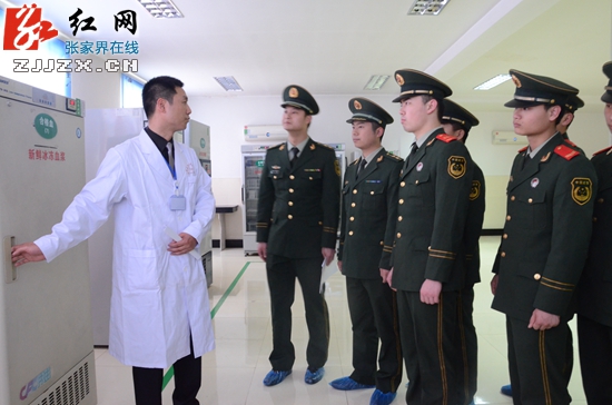 血站开放日 张家界边防检查站官兵直击血液存储检验过程