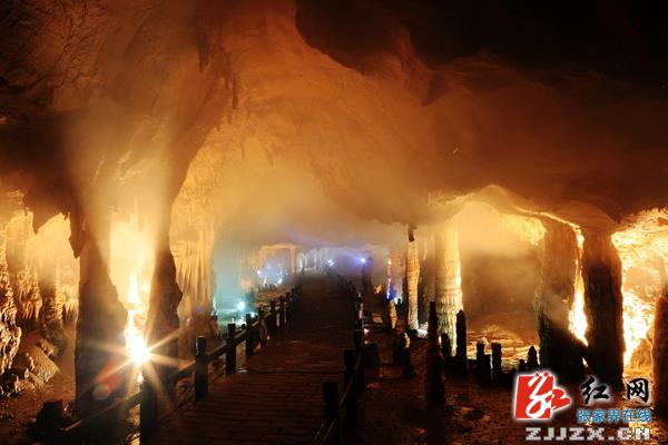 百年难遇的云海胜景现张家界黄龙洞龙宫大厅