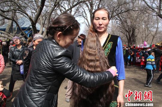 新疆伊犁举办长发比赛1.8米长发女获第一