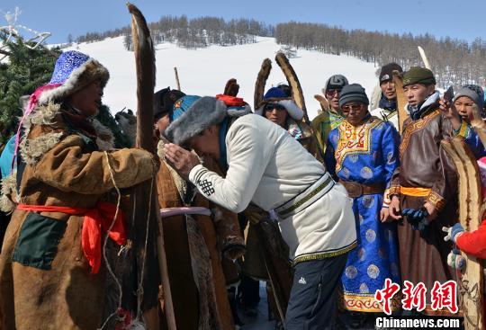 新疆图瓦人举行古老滑雪祭祀仪式助力京张申奥