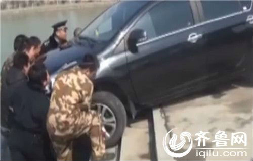 救援官兵现场救援。(视频截图)