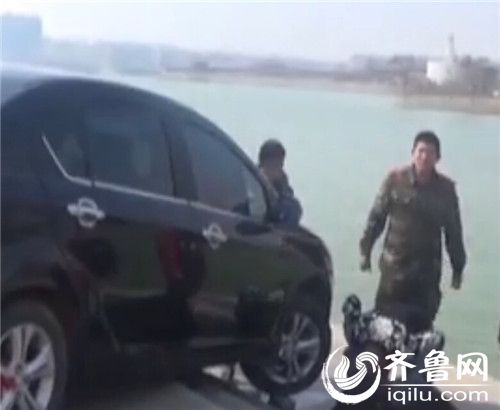 救援官兵现场救援。(视频截图)