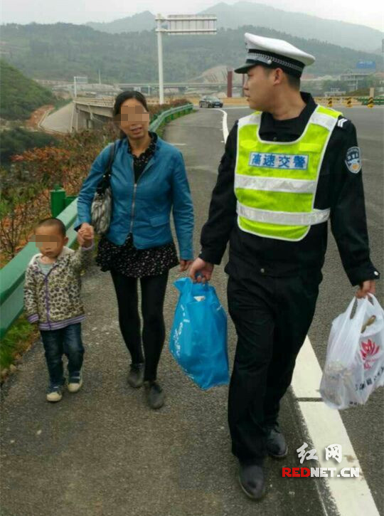 执勤民警护送母子下高速