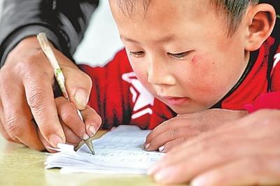 一乡村教师大山里坚守38年学校仅6名学生