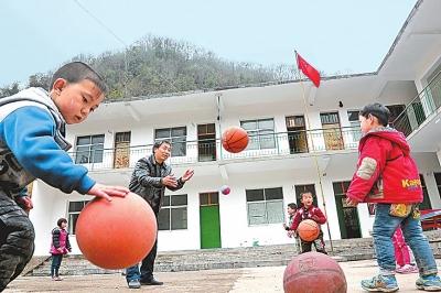 一乡村教师大山里坚守38年学校仅6名学生