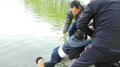 民警(左一)救起落水学生。警方供图