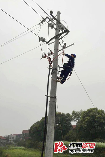 工作人员正在抢修高压电缆