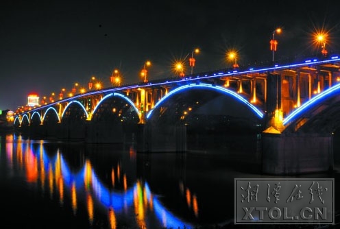 湘潭一大桥夜景。（记者 张哲 摄）
