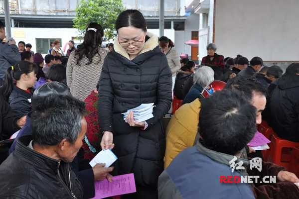 工作人员免费发放普法宣传资料