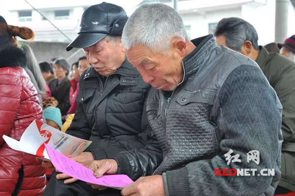 村民认真阅读普法资料