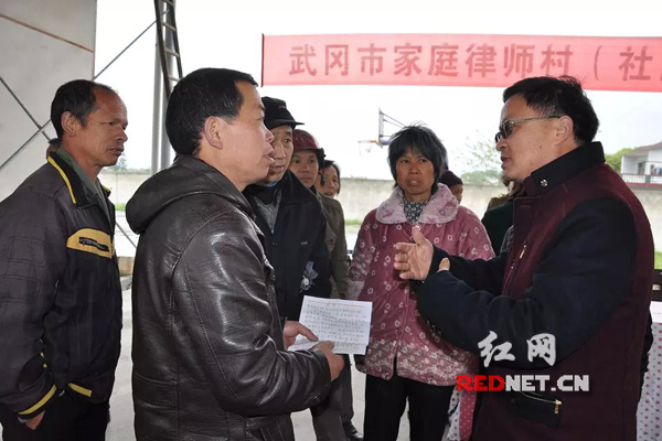 律师代表现场接受村民咨询