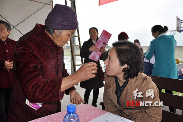 律师为村民提供矛盾调解和法律援助服务