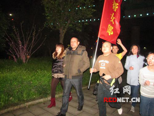 一男士也加入其中,感觉乐在其中