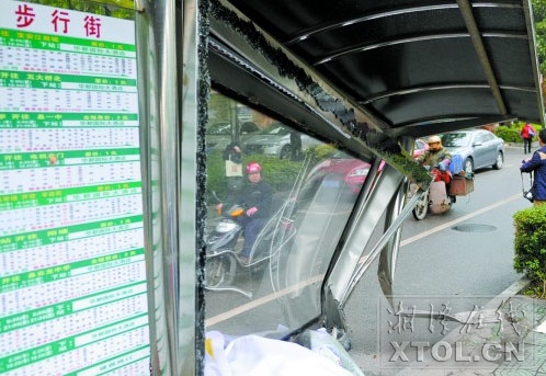公交站台被撞得面目全非（记者 张哲 摄）