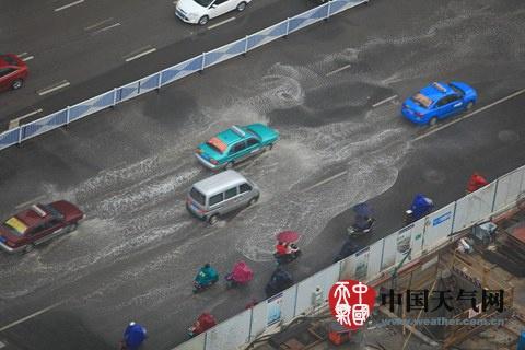 7日上午，南宁众多车辆在“水路”上行驶。(图/陈设广)