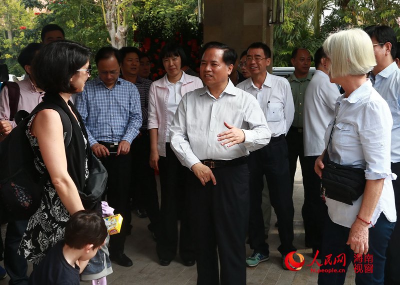 2015年2月15日刘赐贵在三亚和外国游客交谈