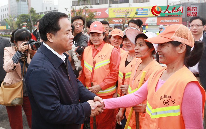 2015年2月17日刘赐贵在海口慰问坚守在一线的工作人员