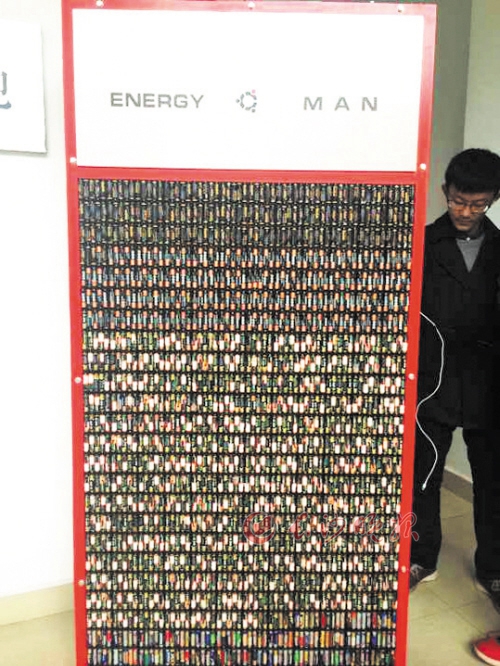 这个超级充电器有一人多高，包含1500节废旧电池。　　长沙晚报记者 王斌 实习生 陈姣娣 摄影报道