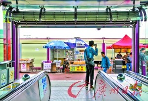 广州一地铁口被商铺包围行人进地铁需穿行（图）