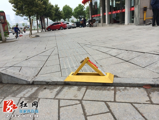 盲道被三角铁锁占据 这是盲道还是陷阱？