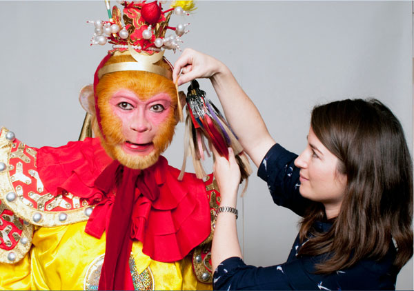 杜莎夫人蜡像馆专业制作团队为六小龄童蜡像制作采集发色样本