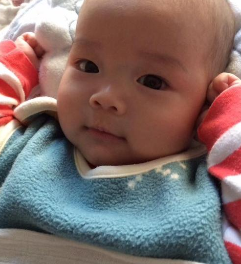 侯佩岑再晒爱子可爱正面照网友：长大是帅哥