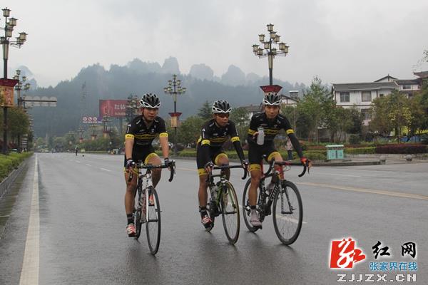 低碳旅行受青睐 30名重庆游客骑自行车游览张家界