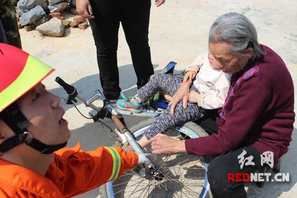 永州3岁幼童左腿被卡自行车 消防队员剪断钢丝