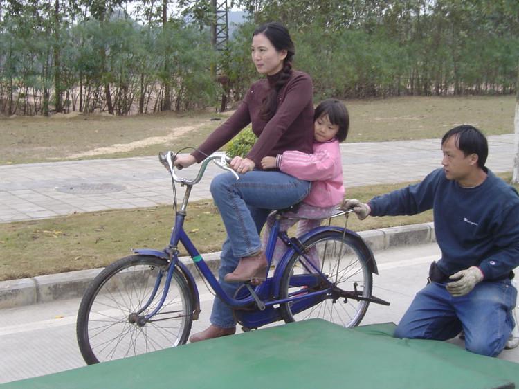 图为冯国，利彤，徐黄丽剧照
