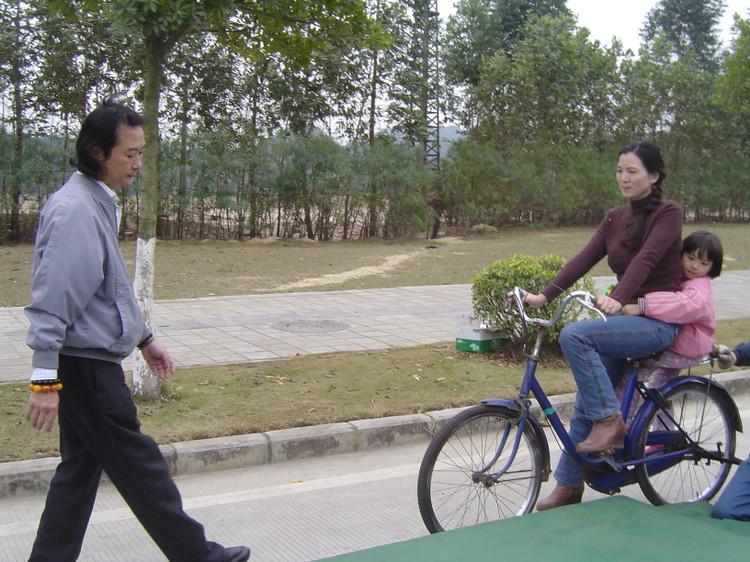 图为冯国，利彤，徐黄丽剧照