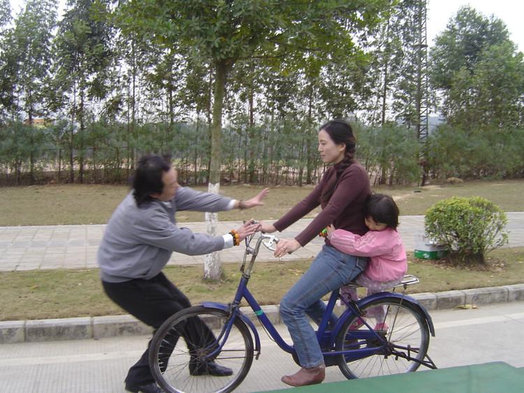 图为冯国，利彤，徐黄丽剧照