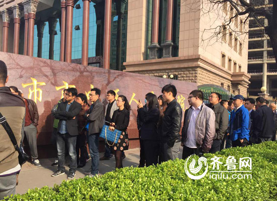 等待旁听的市民在法院门口排起了长队，其中有不少人是出租车司机。