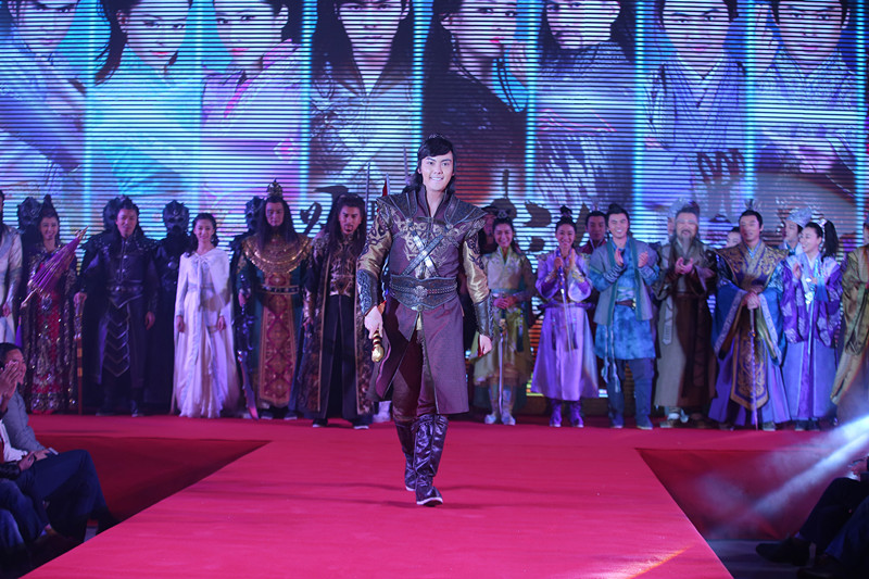 陈伟霆T台显侠客风范 高温穿皮衣与赵丽颖虐恋