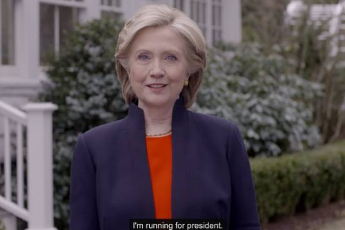 图为希拉里在视频中正式宣布参选。
