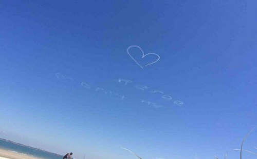 1.男子雇用飞机，在天空写下了“嫁给我”向前女友求复合。
