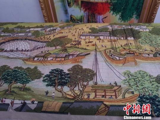 浙江义乌40岁大妈耗时3年绣出22米长《清明上河图》