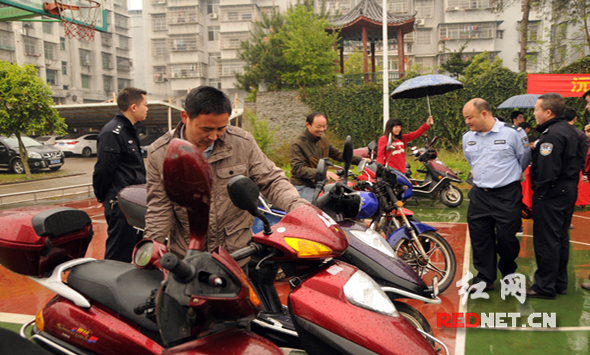 群众领回失窃的摩托车