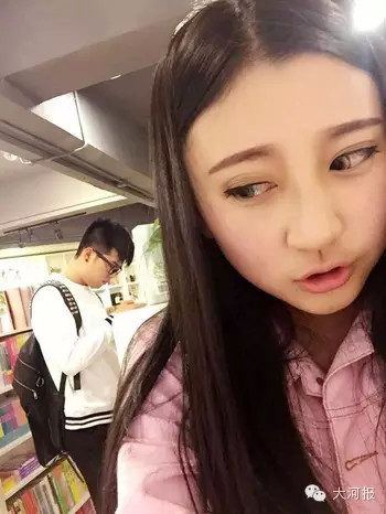 美女书店偶遇“男神”隔空示爱：有场恋爱想跟你谈