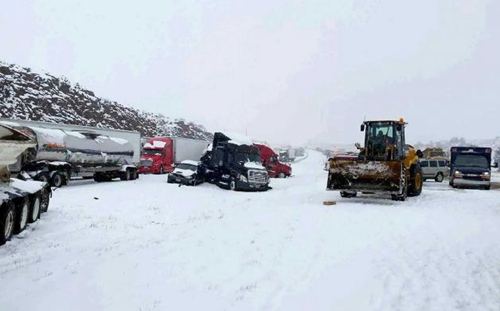 暴风雪来袭美国怀俄明州70车连环撞多人被送医